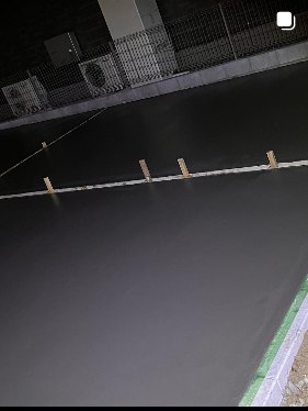 夜間に撮影された広い土間仕上げ